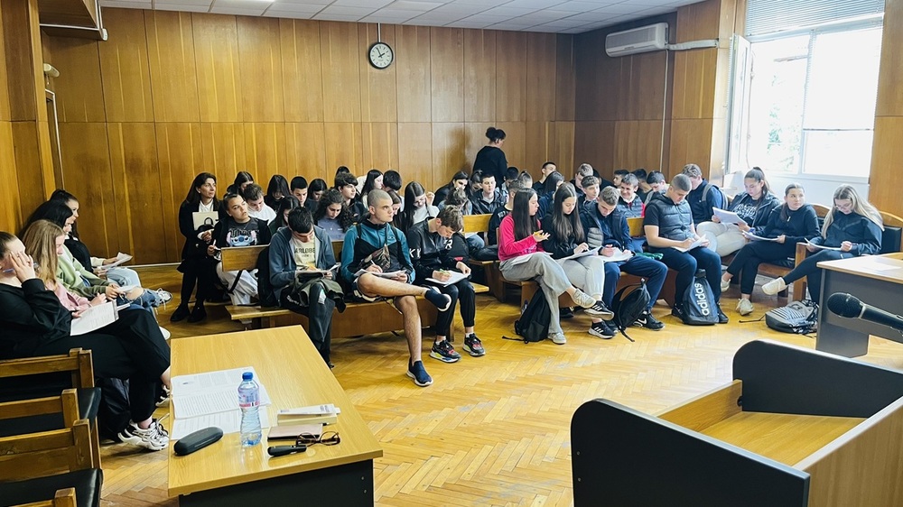 Осмокласници от Езикова гимназия - Кюстендил научиха за правата и отговорностите си в дигиталния свят, като участници „Свободата да знаеш“ – проект на Окръжен съд Кюстендил и немската организация „Харта 22“