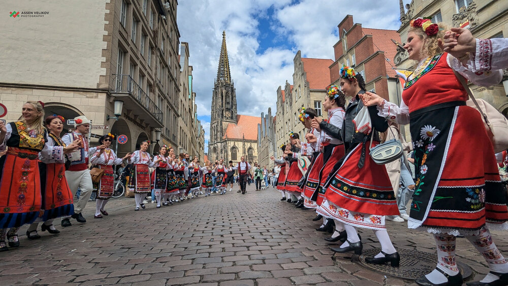 Петото издание на събора „Нишка от корен” събра танцьори от 18 танцови групи на българско хоро в Мюнстер, Германия