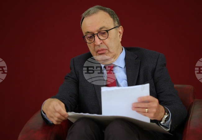 Президентът Петър Стоянов представя автобиографичната книга на легендата на българския футбол Петър Зехтински