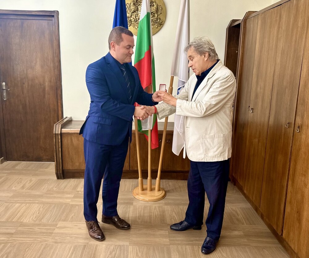 Община Русе: Пенчо Милков връчи златна значка „Русе“ на музиканта Пламен Загоров