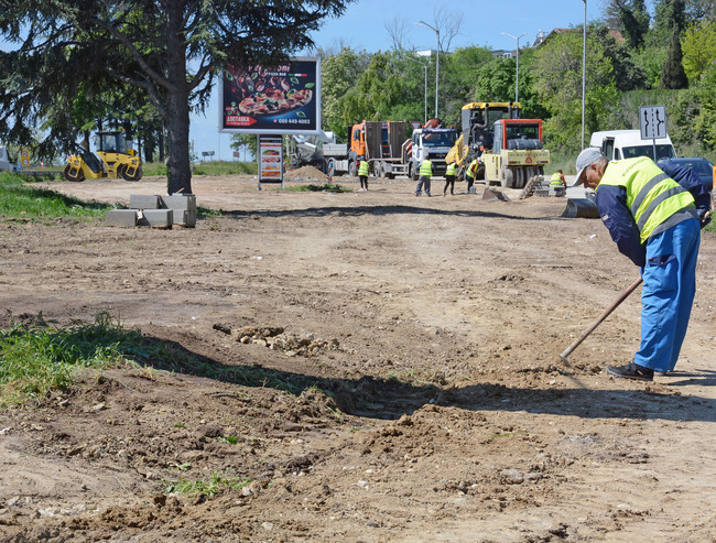 Община Варна: По настояване на Община Варна облагородяват зелените площи по бул. „Княз Борис I“ след ремонта