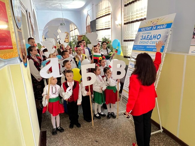 Изложба за честванията на 24 май от българските училища по света бе открита в Болградската гимназия в Украйна
