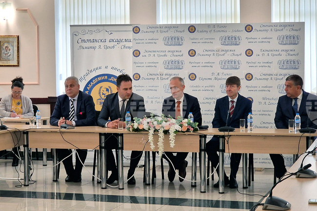 За подготовката на учителите в най-голяма степен разчитаме на висшите училища, каза министър Красимир Вълчев в Свищов