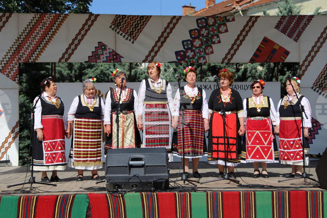 В Елхово започна фолклорният фестивал „Тунджа пее и танцува“ с над 1400 участници