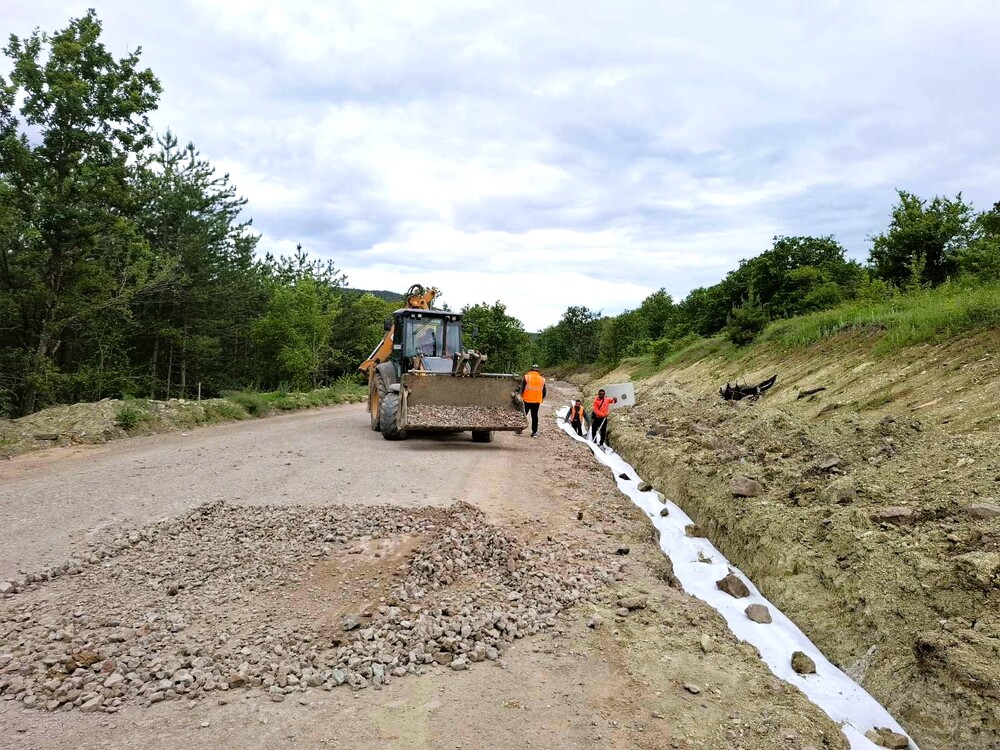 АПИ: Започва полагането на асфалт при основния ремонт на над 34 км от Дюлински проход в участъка между Старо Оряхово и Гюльовца