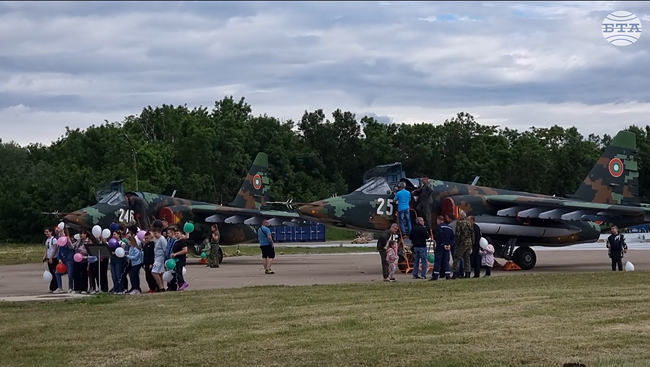 Авиобаза „Безмер“ отвори вратите си за малките любители на авиацията по повод 1 юни