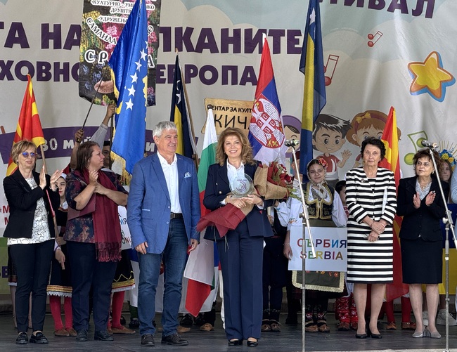 Вицепрезидентът Йотова откри в село Минерални бани 22-ия Международен детски етнофестивал „Децата на Балканите – с духовност в Европа“