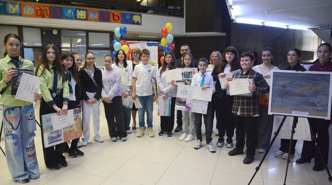 Община Варна: Зам.-кметът Илия Коев награди отличените от конкурса за рисунка на тема „Зависим или независим - какъв е твоят избор“