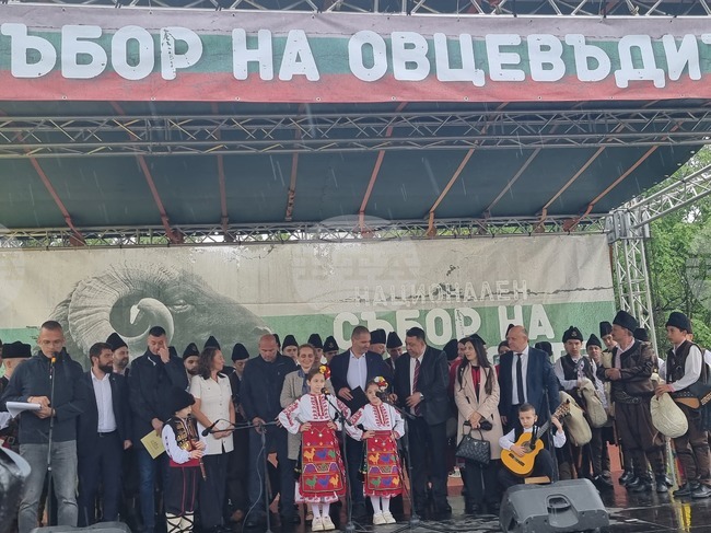 Националният събор на овцевъдите край Петропавловския манастир беше открит с кукери, тъпани, гайди и песента "Когато бях овчарче"