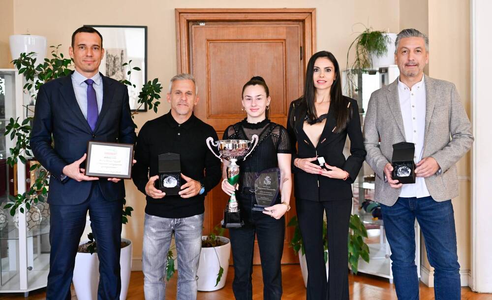 Столична община: Васил Терзиев връчи плакет на световната шампионка по калистеника Жасмина Свиленова