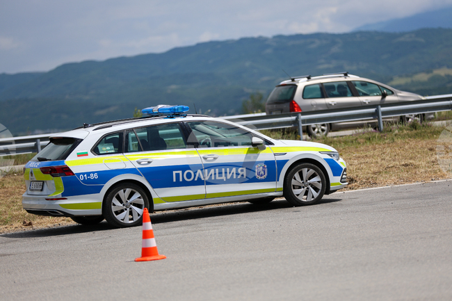 Временно движението при 87-и км на автомагистрала „Струма“ се осъществява в активната и аварийна лента поради пътен инцидент