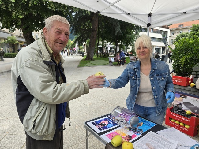 Във Враца раздаваха ябълка срещу цигара в световния ден без тютюнопушене 