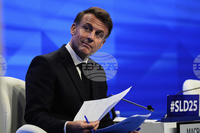 Макрон поднесе необичаен дар на принца на Монако 