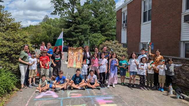 Цветно изписване на българската азбука беше част от честванията на 24 май в училище „Роден край“ в Ню Джърси
