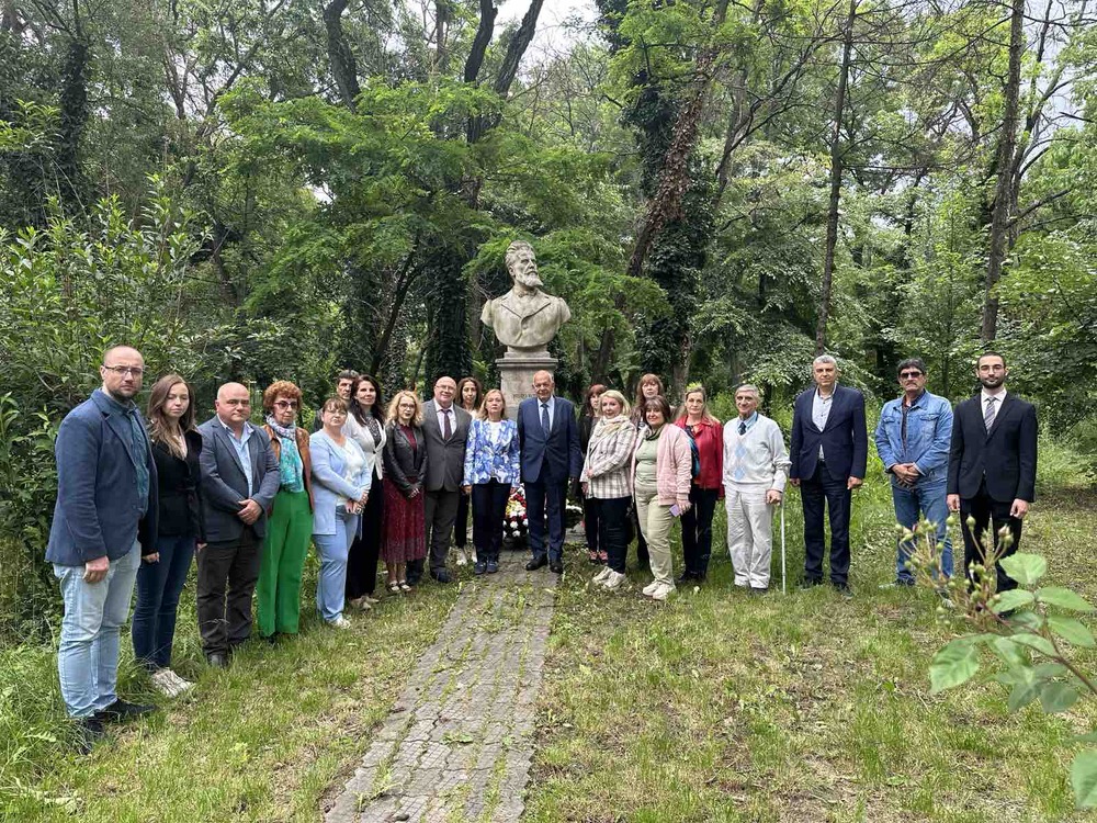 Община Русе: Енчо Енчев и посланик Радко Влайков положиха цветя пред паметниците на Ботев и Левски в Букурещ