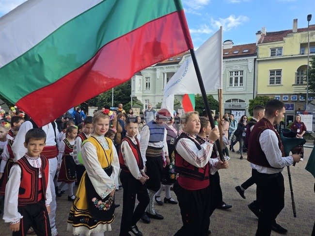 Деца от пет държави участват в Международния фолклорен фестивал „Приятелство без граници“ в Сливен