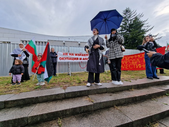 Сдружението на палестинците в България проведе мирен протест пред сградата на Министерството на външните работи