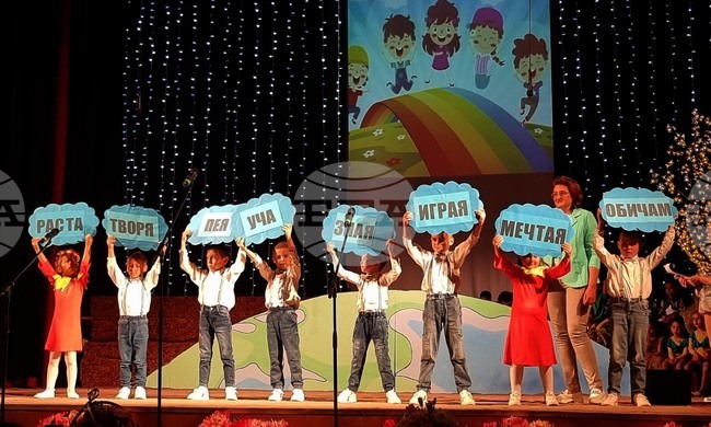 Брезник - детска градина "Брезица" - спектакъл