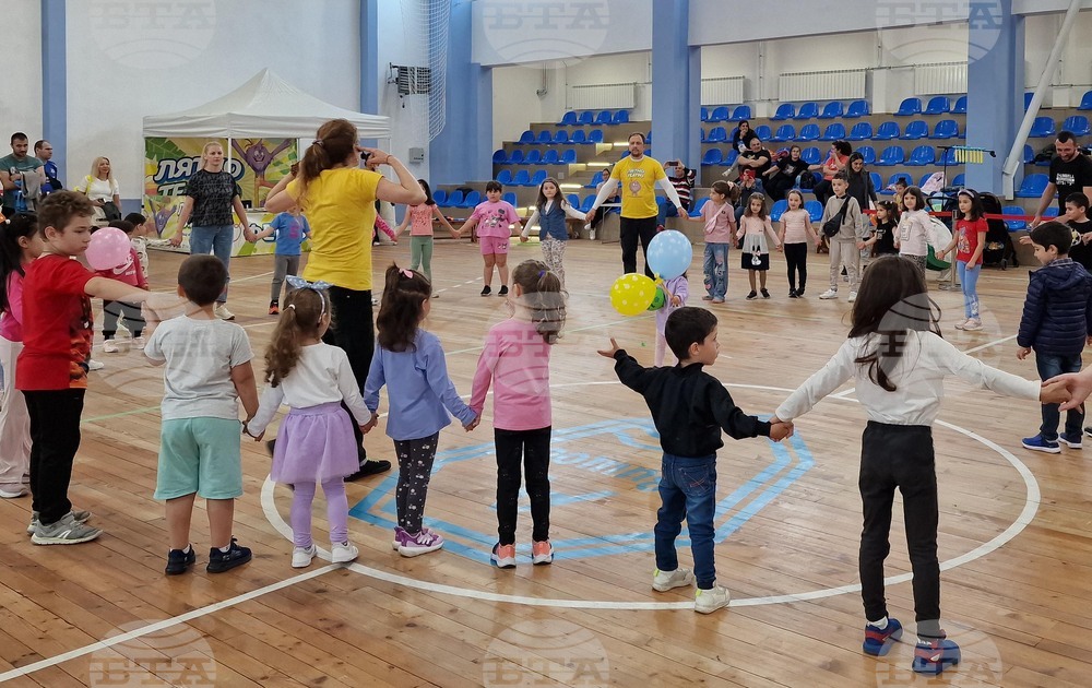 Детски празник с интерактивно шоу, игри и танци събра малки и големи в Свищов