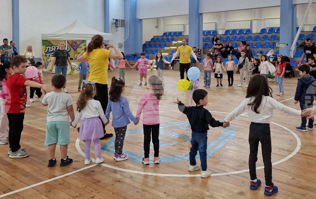 Детски празник с интерактивно шоу, игри и танци събра малки и големи в Свищов