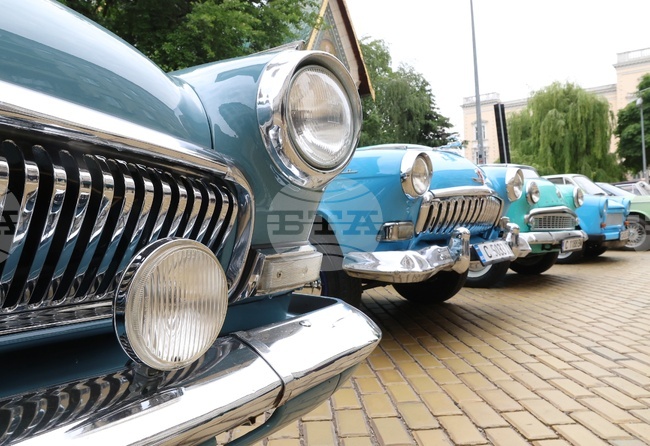 Класически и ретро автомобили бяха показани на изложение по повод Деня на шофьора в столицата