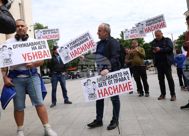 В защита на българските деца от насилието, граждани се включиха в протестно шествие в София