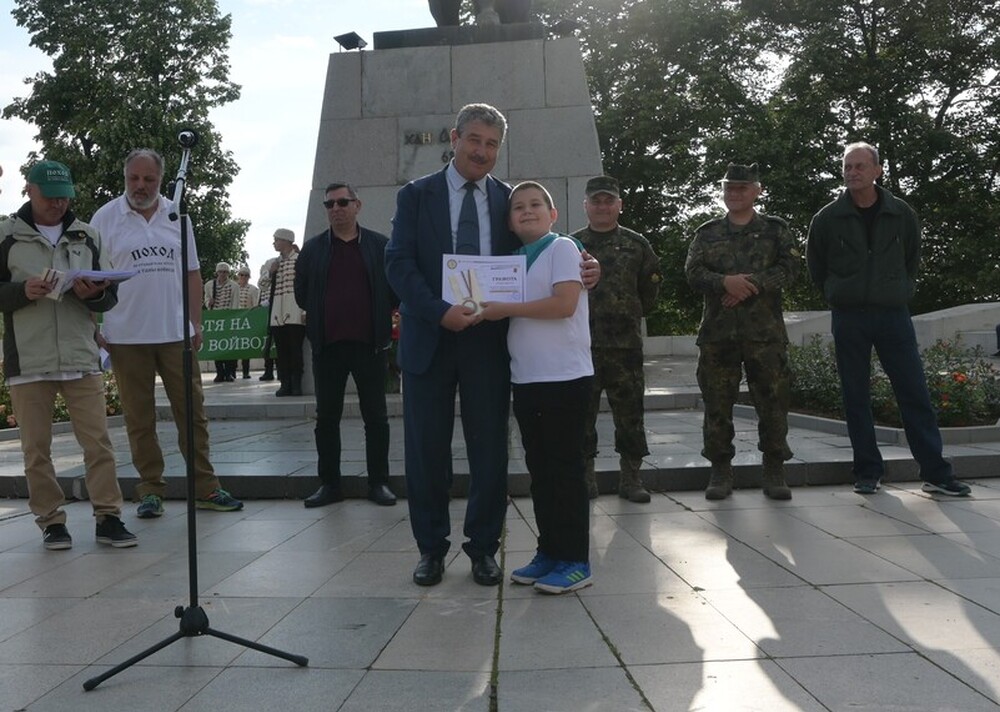 Областна администрация Разград: Заместник областният управител Назиф Зюлкяр посрещна в Исперих участниците в 40-тия юбилеен поход „По пътя на четата на Таньо войвода“ и журира прегледа на строевата и маршова песен