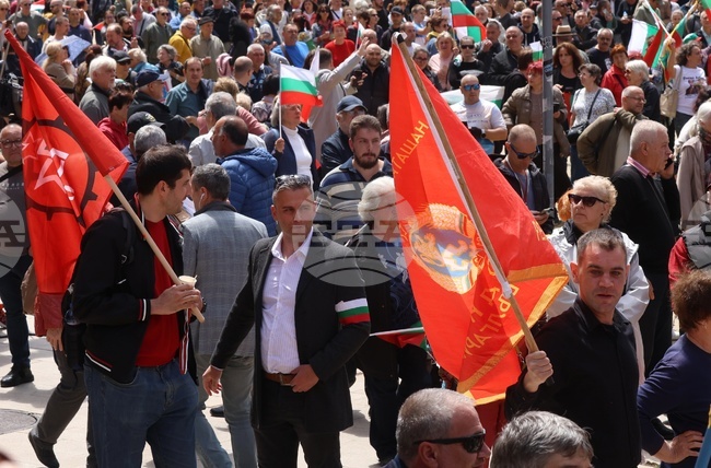 Протестиращи срещу еврото и в защита на българския лев блокираха Орлов мост