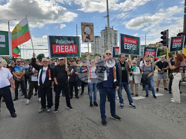 Протест срещу въвеждане на еврото в България затвори кръстовище в Русе 