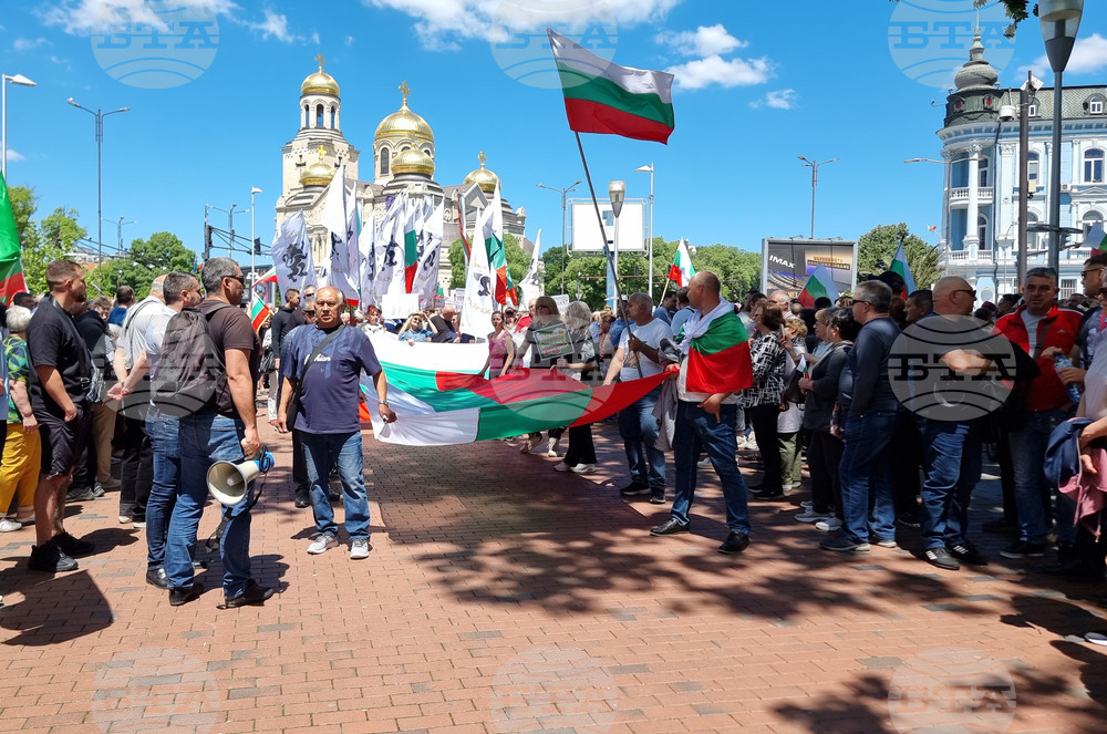 Граждани протестират в центъра на Варна в защита на българския лев и против въвеждане на еврото