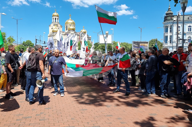 Граждани протестират в центъра на Варна в защита на българския лев и против въвеждане на еврото