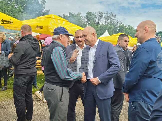 Силният български дух, вкоренен в нашата история и традиции, ще движи България още по-демократична, по-силна, по-красива, каза Румен Радев