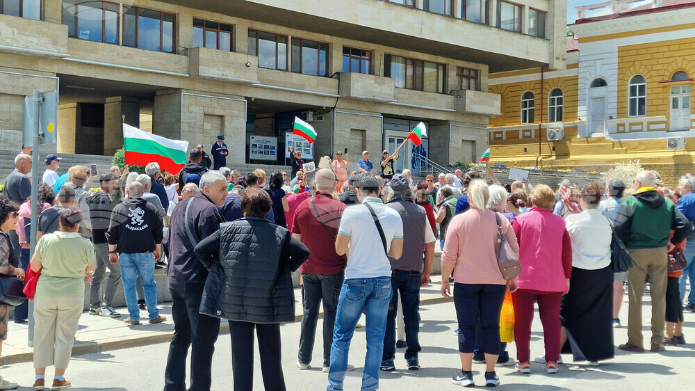 Около час и половина продължи протестът за запазване на българския лев в Шумен