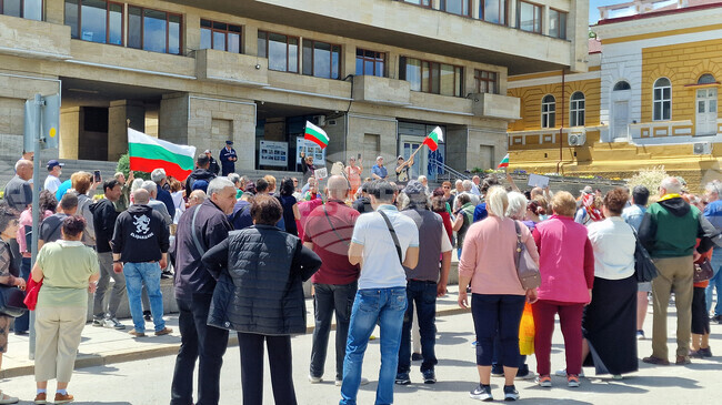 Около час и половина продължи протестът за запазване на българския лев в Шумен