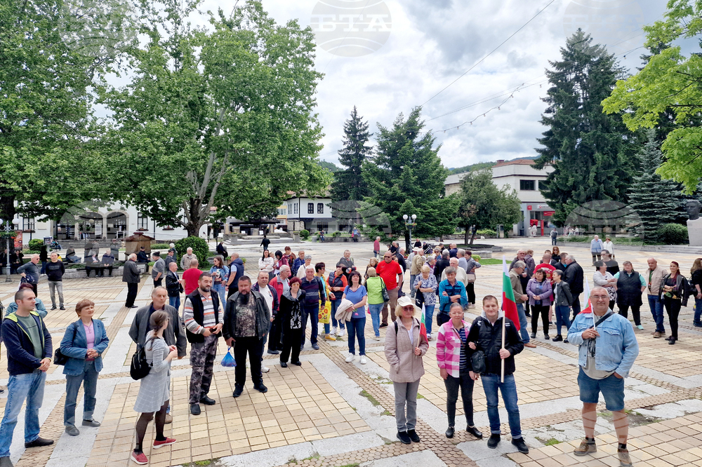 Няколко десетки граждани на Троян се събраха на протест, организиран против въвеждане на еврото и за запазване на българския лев