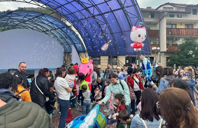 Община Ловеч: Любими анимационни герои зарадваха малчуганите в Ловеч