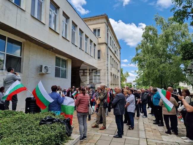 Граждани се събраха в Разград на протест в защита на българския лев и против приемане на еврото 