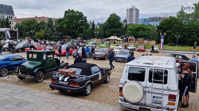 Класически и ретро автомобили бяха показани на изложение по повод Деня на шофьора в столицата