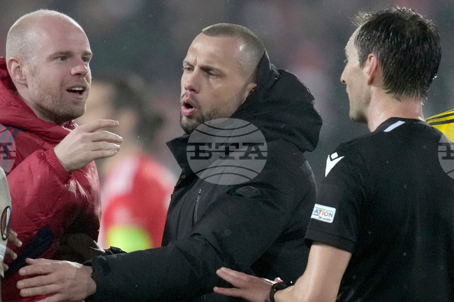 Треньорът на Аякс Джон Хайтинга няма да обръща внимание на специалните си отношения с наставника на Интер Милано Кристиан Киву в предстоящия мач между двата отбора от Шампионската лига