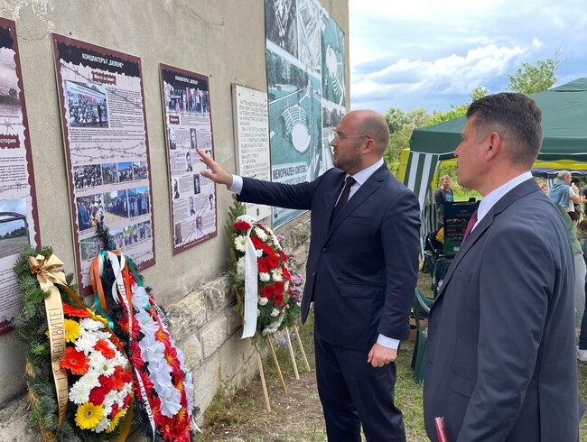 Министерство на правосъдието: Министър Георгиев откри паметна плоча „Никога повече тоталитаризъм“ на входа на остров Белене