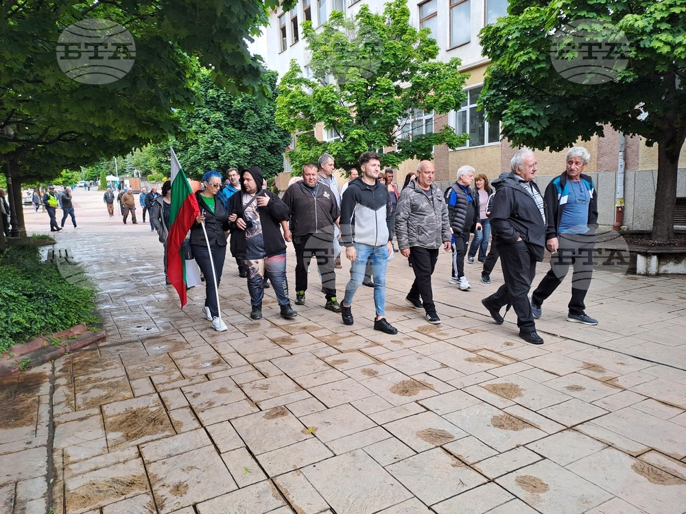 Протестиращи с искане за референдум преминаха с шествие в центъра на Смолян