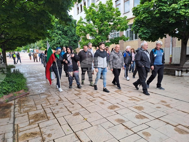 Протестиращи с искане за референдум преминаха с шествие в центъра на Смолян 