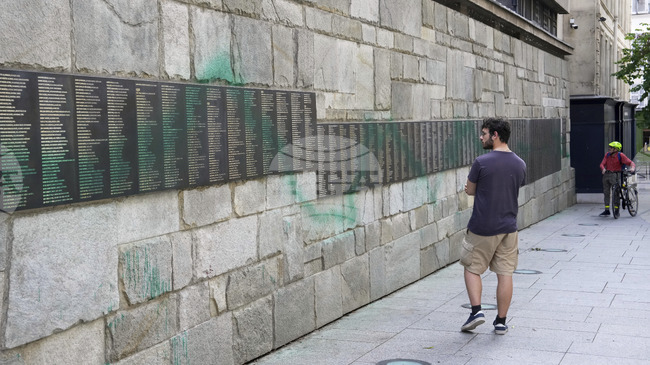 Четирима българи са изправени на съд в Париж за отпечатване на червени ръце върху Мемориала на Холокоста 