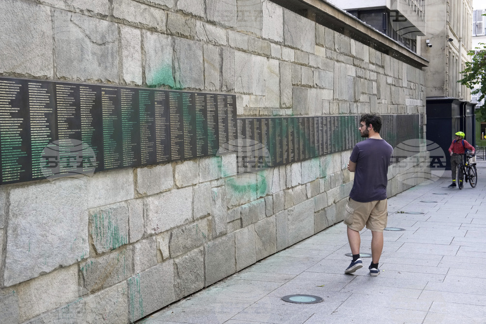 Четирима българи са изправени на съд в Париж за отпечатване на червени ръце върху Мемориала на Холокоста 