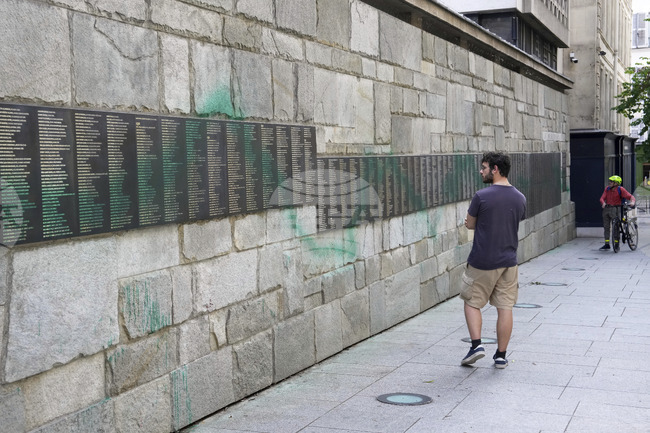 Четирима българи са изправени на съд в Париж за отпечатване на червени ръце върху Мемориала на Холокоста 