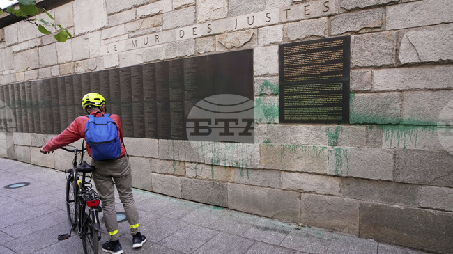 Четирима българи бяха осъдени на между 2 и 4 години затвор за оскверняване на Мемориала на Холокоста в Париж