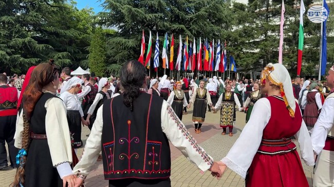 Фолклорни състави от цялата страна събра в Казанлък 18-ото Национално надиграване "Тъпан бие, хоро се вие"