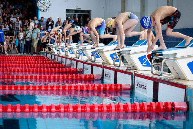 Заместник-министърърът на младежта и спорта Петър Младенов откри детския турнир по плуване "Златоперки"