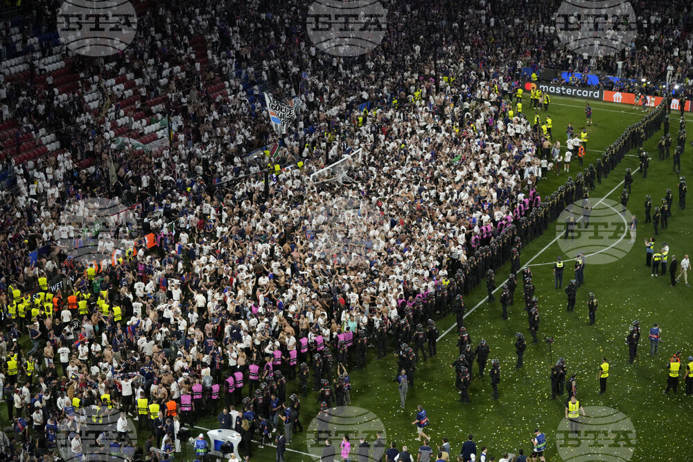 Привърженици на Пари Сен Жермен нахлуха на терена на "Алианц Арена" за сувенири след триумфа на тима в Шампионската лига