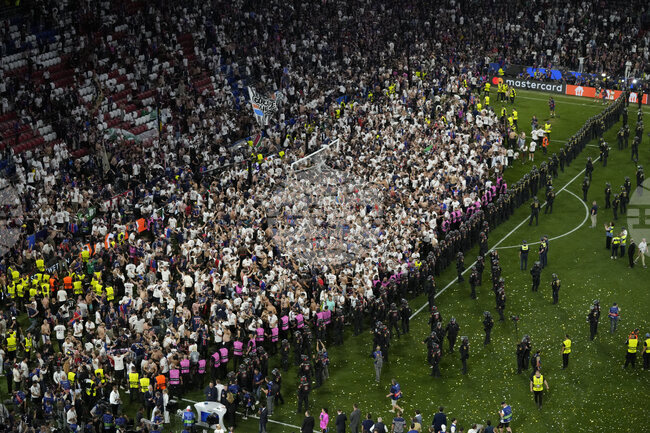 Привърженици на Пари Сен Жермен нахлуха на терена на "Алианц Арена" за сувенири след триумфа на тима в Шампионската лига